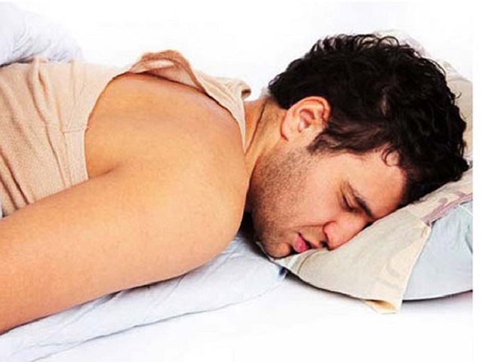 Doi ban gai boi thuong vi ‘cau nho’ sung tay hinh anh