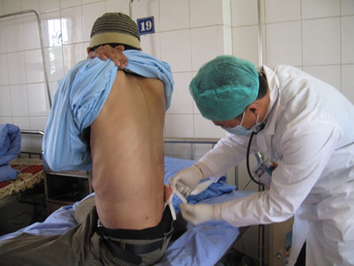 Gia benh nhan vao trung tam cai nghien ban ma tuy hinh anh