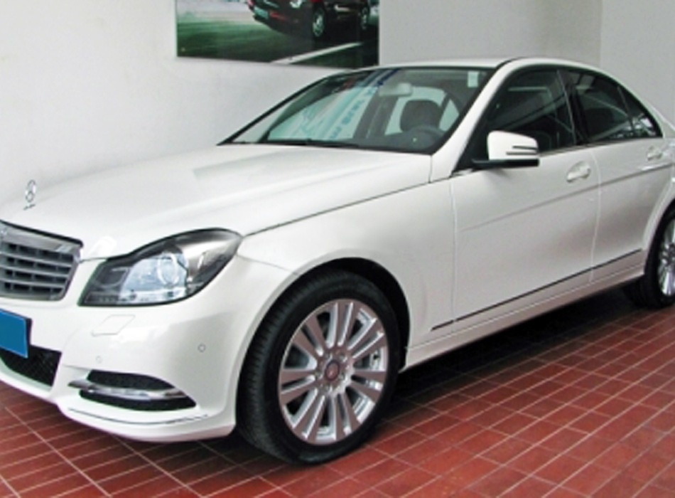 Nguoi lai xe Mercedes di moi cuoi con mang theo sung hinh anh