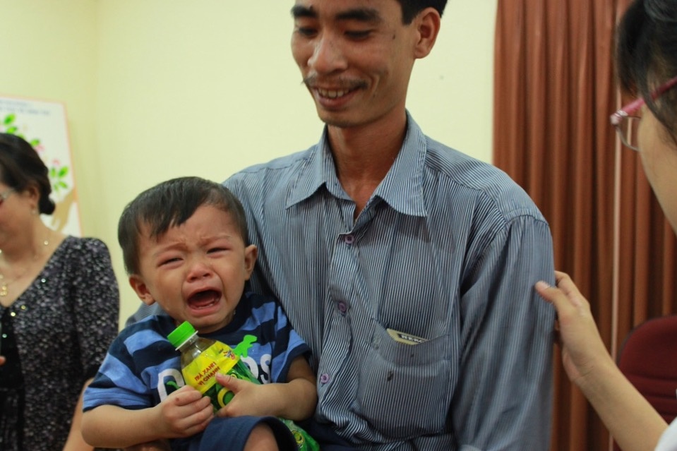 Cuu be 18 thang nuot phai dinh 4,5 cm hinh anh