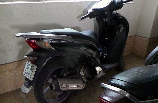 Chiếc xe máy bỏ quên được mọi người đưa vào nhà xe của tòa nhà để trông coi.