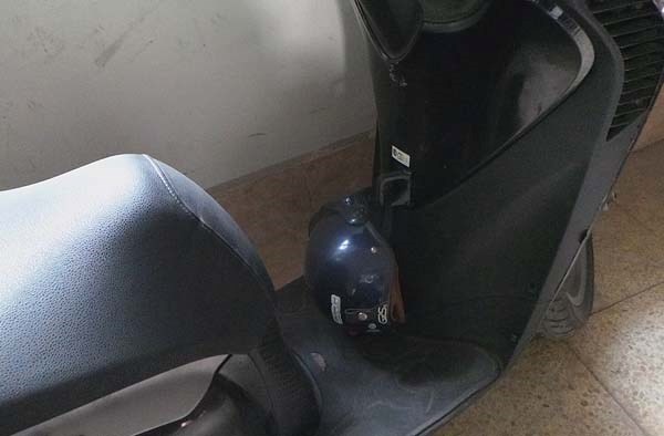 Chiếc xe máy có treo mũ bảo hiểm.