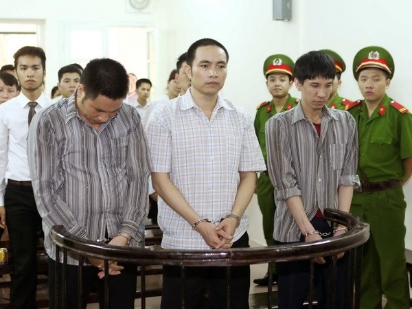 Vo dung mot ty dong xin giam an cho chong hinh anh