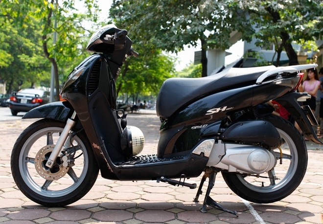 Mat xe SH vi cho khach di thu hinh anh