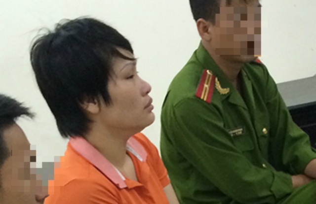 Thieu phu tan cong canh sat bat khoc o toa hinh anh