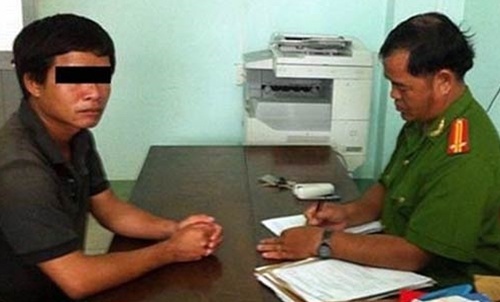 Công an đang lấy lời khai một đối tượng liên quan.