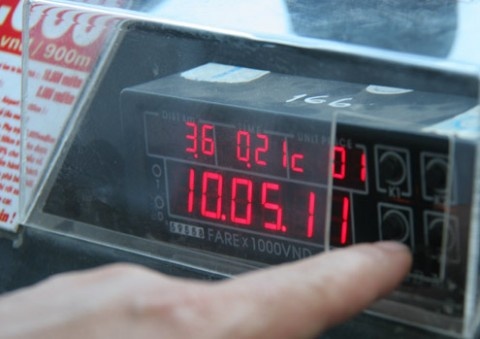 Quyt cuoc taxi, lua lay iPhone cua tai xe hinh anh
