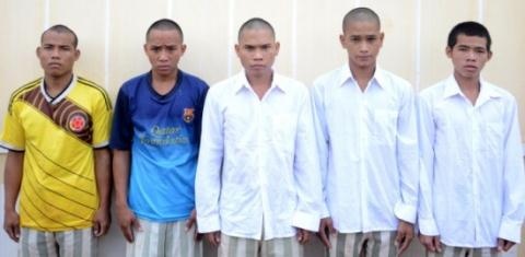 Nhau xin trong dam ma, 5 nguoi hiep dam be 10 tuoi hinh anh