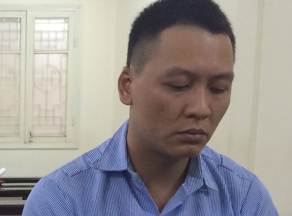 Hai thanh nien no sung bao ve dan anh hinh anh