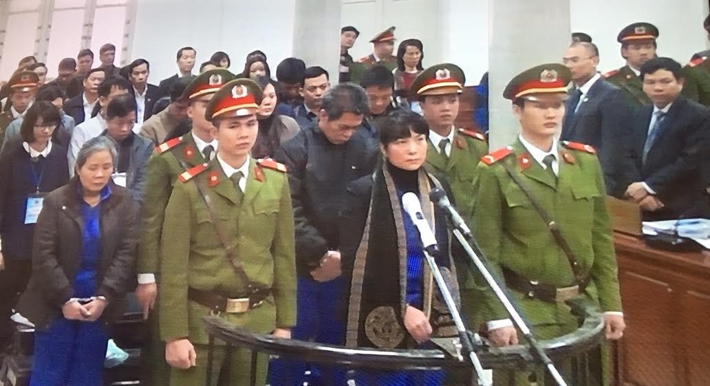 Các bị cáo tại phiên xử sáng 21/12.