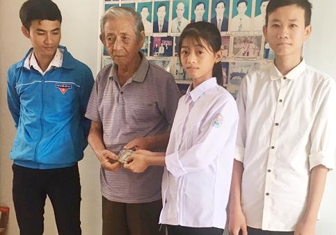 Nhat duoc 14 trieu dong, 2 hoc sinh THPT tim nguoi tra lai hinh anh