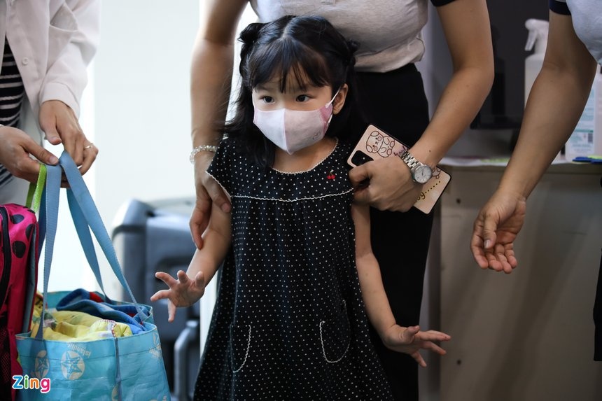 Tre duoi 3 tuoi o TP.HCM di hoc tro lai anh 1