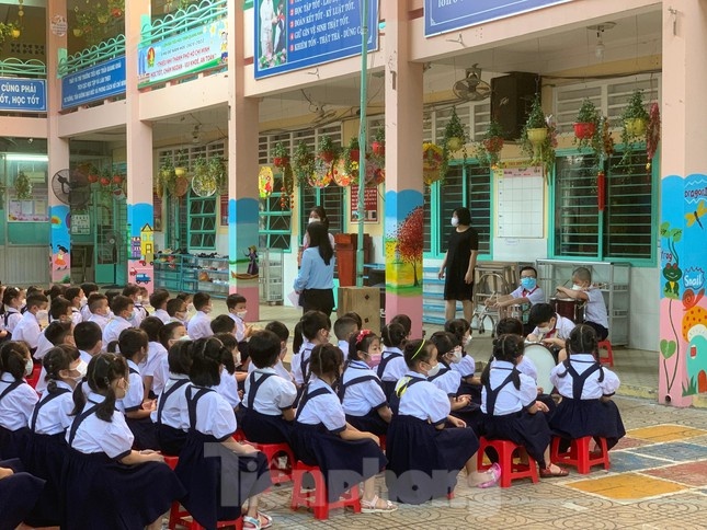 Nhieu diem moi trong tuyen sinh dau cap lop 1 va 6 o TP.HCM hinh anh