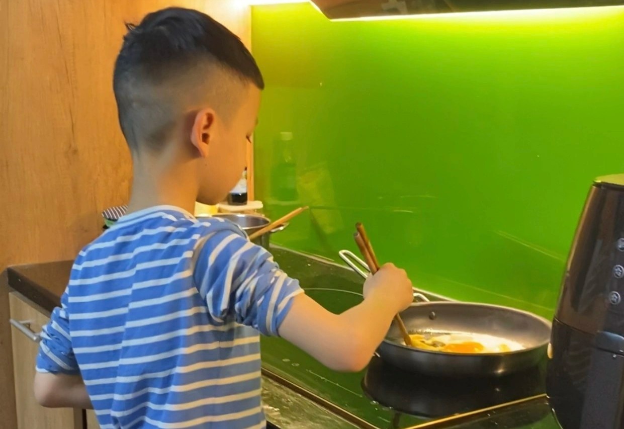 Trẻ ở nhà thời gian dài, dễ cáu gắt ảnh 4 Tre o nha thoi gian dai, de cau gat anh 4