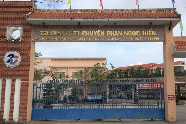 Bắt học sinh ăn thức ăn đã quăng vào thùng rác ảnh 1 Bat hoc sinh an thuc an da quang vao thung rac anh 1
