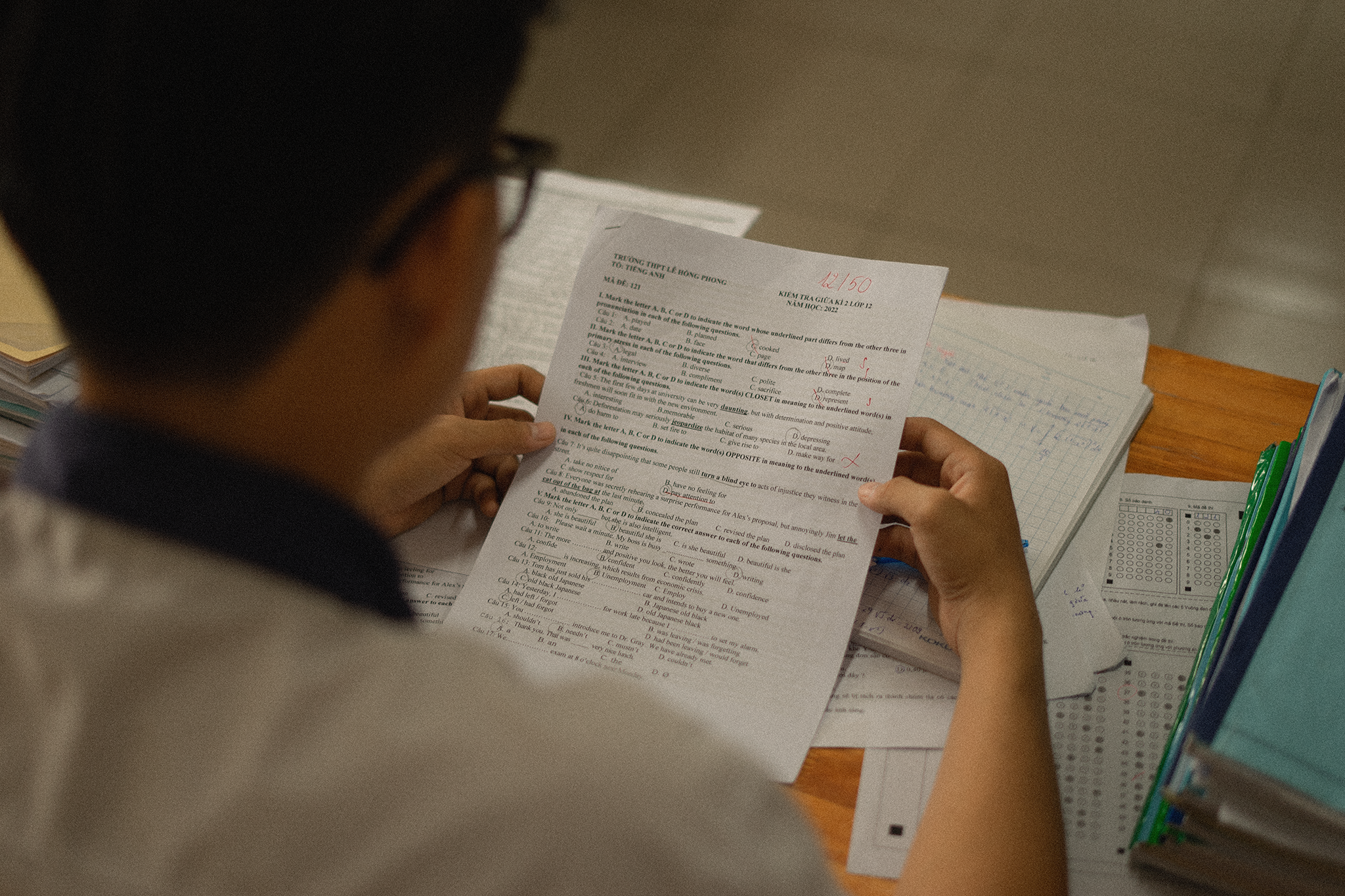 Nam sinh o Bien Hoa thuc hien bo anh ve ap luc hoc tap anh 3