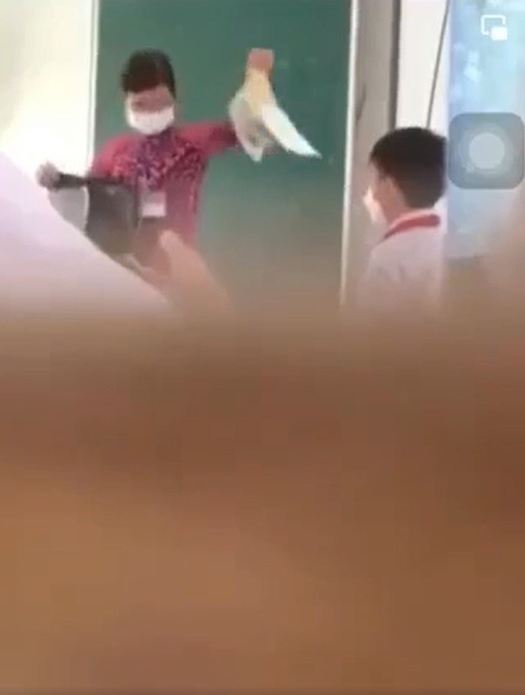 Thầy giáo tát học sinh ở Đồng Nai ảnh 2 Thay giao tat hoc sinh o Dong Nai anh 2
