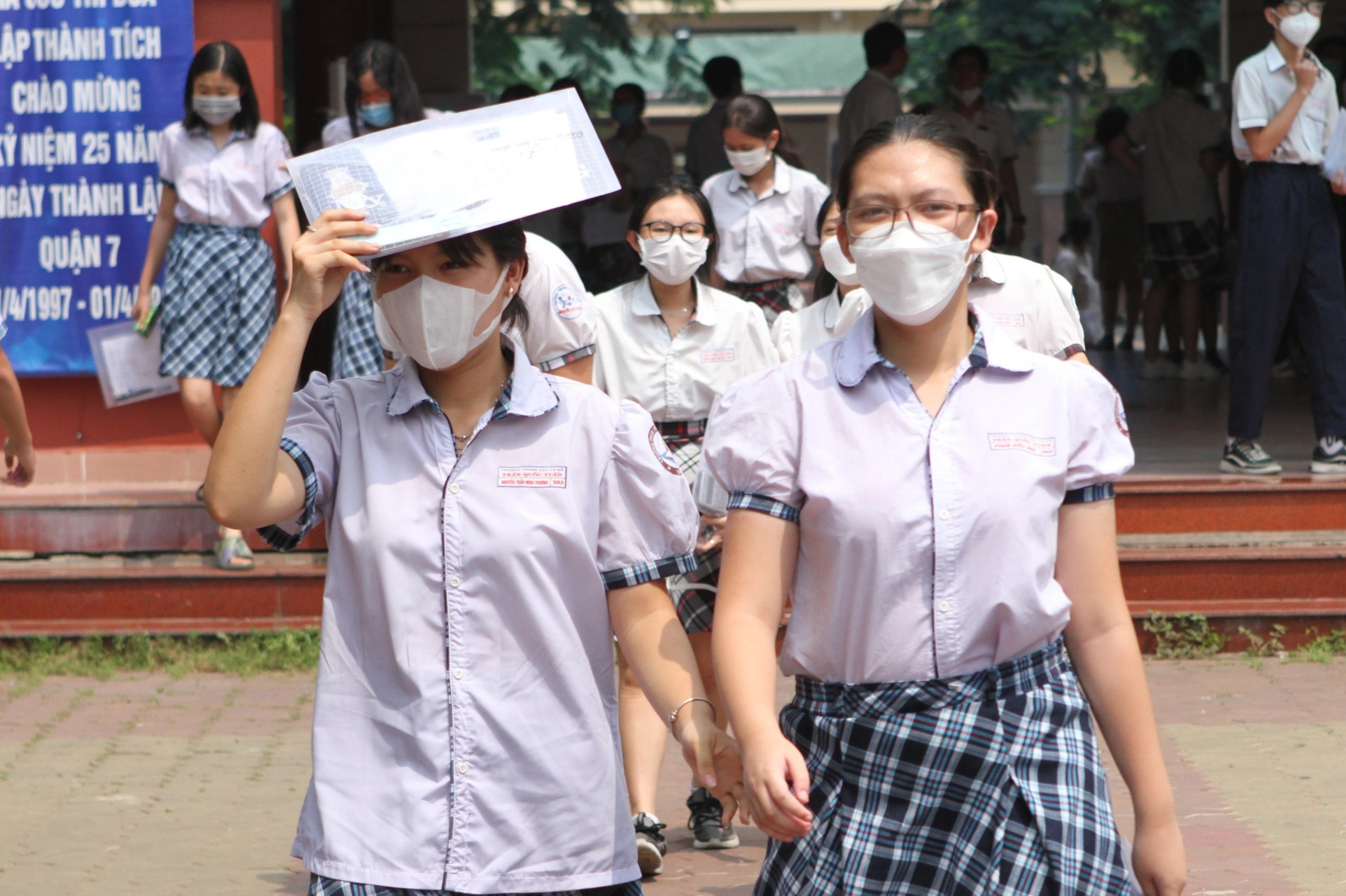 De thi va goi y dap an mon Tieng Anh vao lop 10 o TP.HCM hinh anh