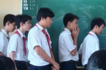 Giao vien dang hinh tre bi phat dung tren buc giang gay buc xuc hinh anh