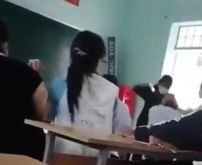 Nữ sinh dùng mũ bảo hiểm đánh bạn nam ảnh 1 Nu sinh dung mu bao hiem danh ban nam anh 1
