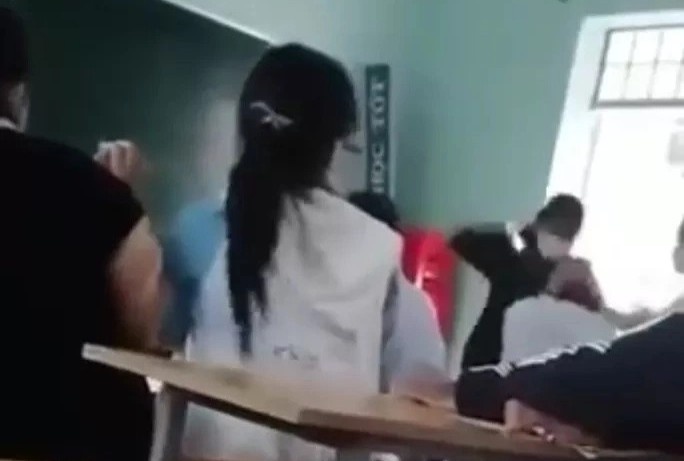 Nu sinh dung mu bao hiem danh ban nam truoc mat thay hinh anh