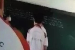 Nu giao vien tieng Anh danh 19 hoc sinh trong gio hoc hinh anh