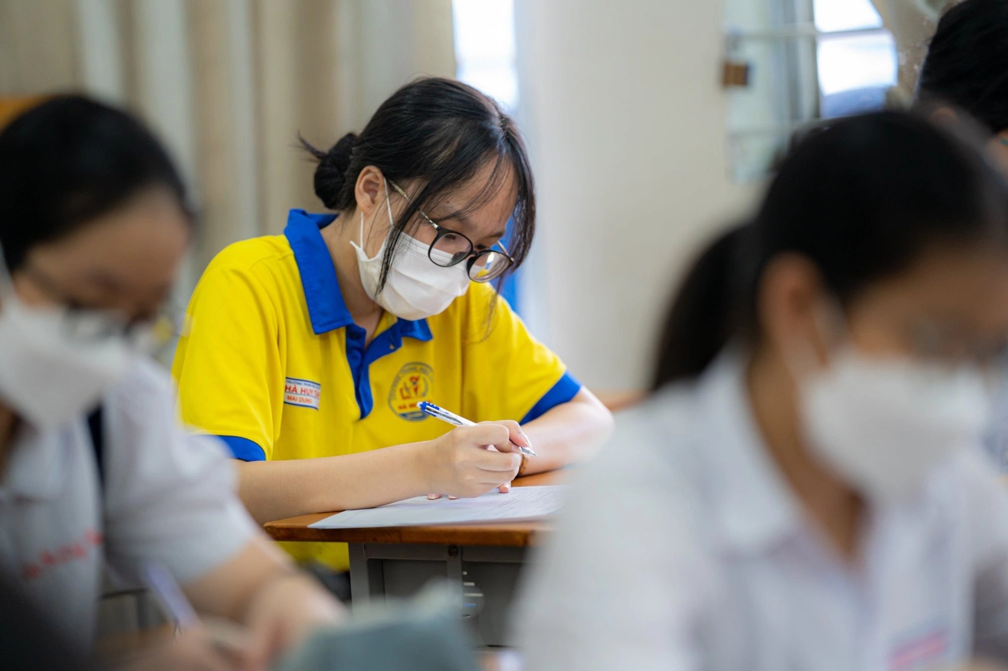 De thi va goi y dap an mon Toan vao lop 10 o TP.HCM hinh anh