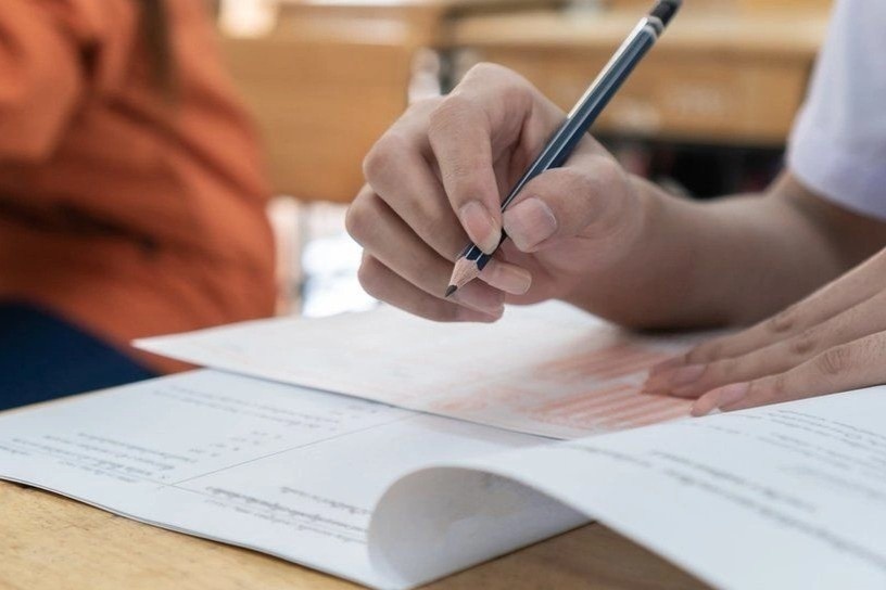 Xac nhan de Toan tot nghiep THPT bi dang len mang trong gio lam bai hinh anh