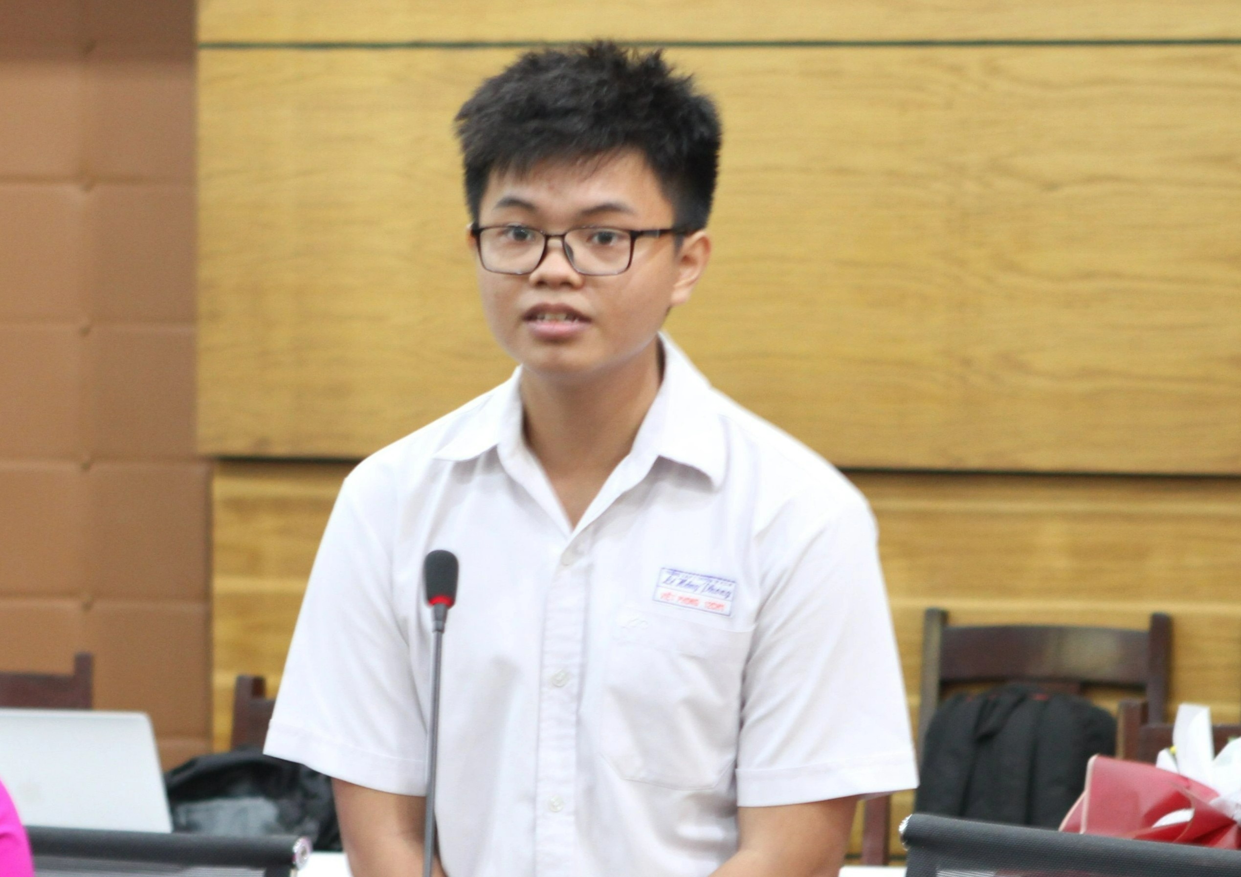 Thi sinh doat huy chuong vang IBO nhan thuong nong anh 1