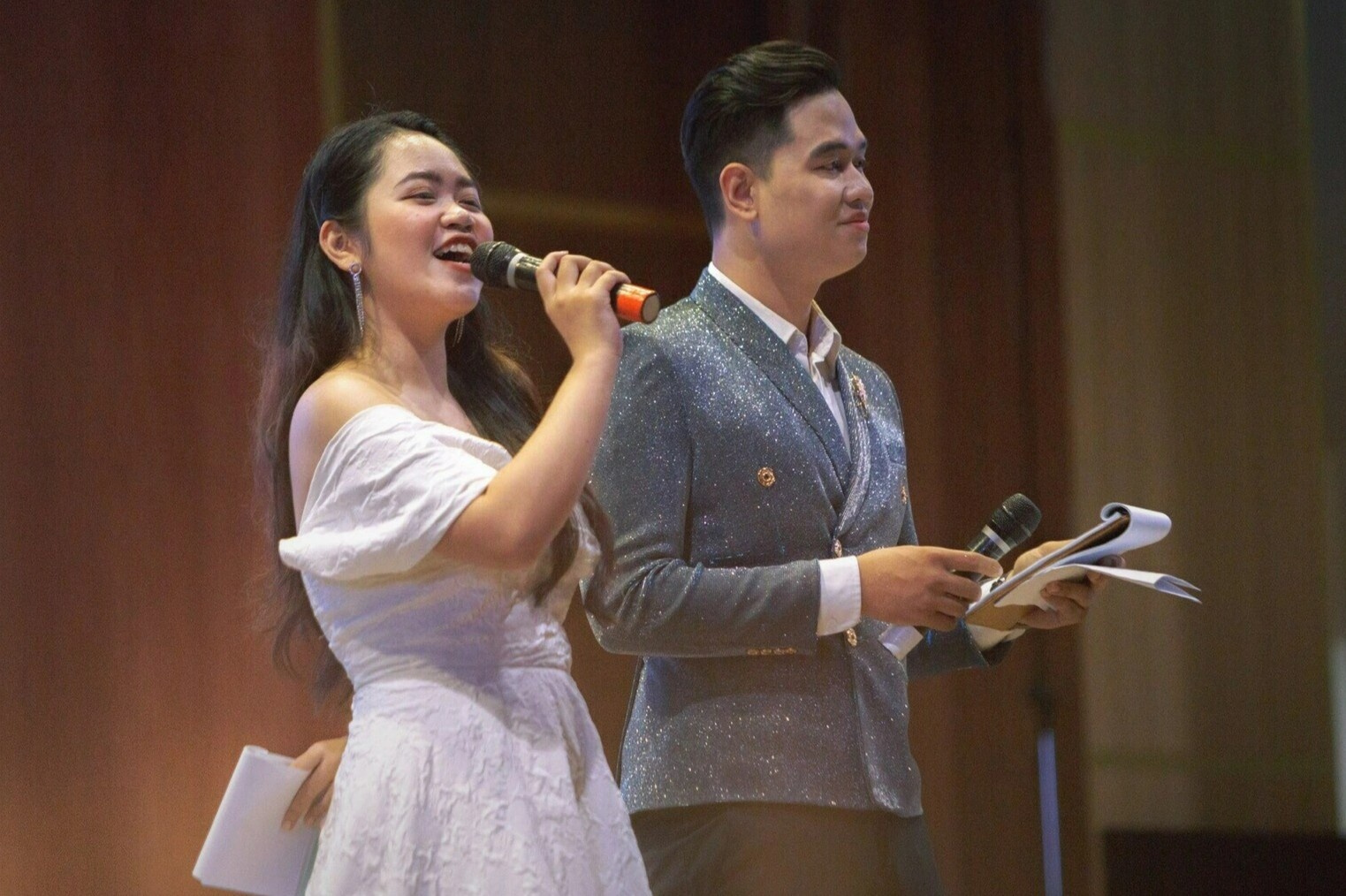 Chi hang chuc trieu dong di hoc lam MC hinh anh