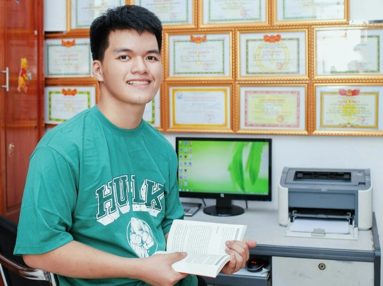 Nam sinh danh hoc bong My anh 1