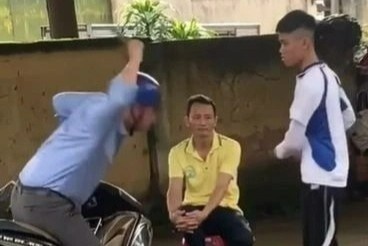 Thay giao len tieng sau khi dung mu bao hiem danh hoc sinh tai truong hinh anh
