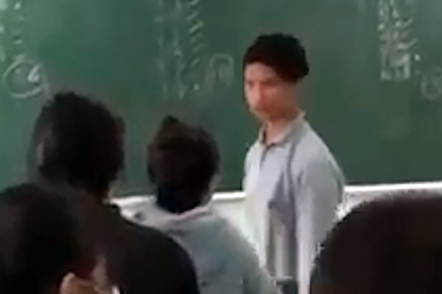 Nu sinh dau khau voi thay giao trong lop bi dinh chi hoc mot tuan hinh anh