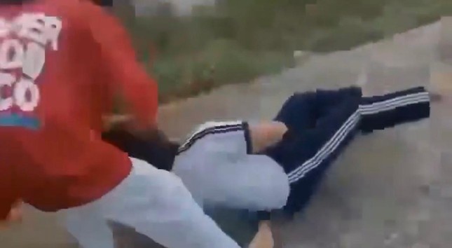 Nu sinh o Quang Ngai bi danh hoi dong, keo le tren duong hinh anh