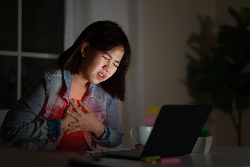 Nguoi mac dot quy ngay cang tre hoa hinh anh