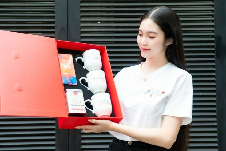 Nhieu truong dai hoc bat dau li xi, tang qua Tet, ve xe cho sinh vien hinh anh