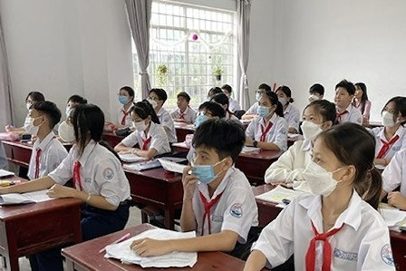 Hoc sinh khoi lop 11 o Kien Giang dot nhien bi hoan thi hoc ky 1 hinh anh