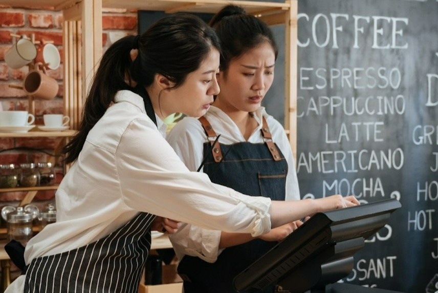 Sinh vien o lai TP.HCM lam them xuyen Tet, luong cao gap 3 ngay thuong hinh anh