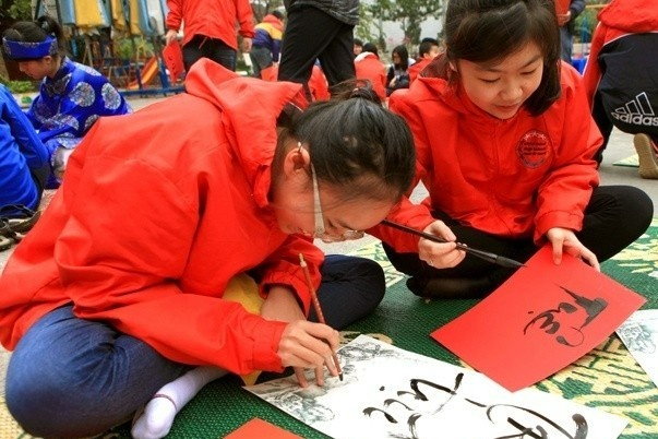 Hoc sinh viet mong muon, lam van, giai toan de khai but dau nam hinh anh