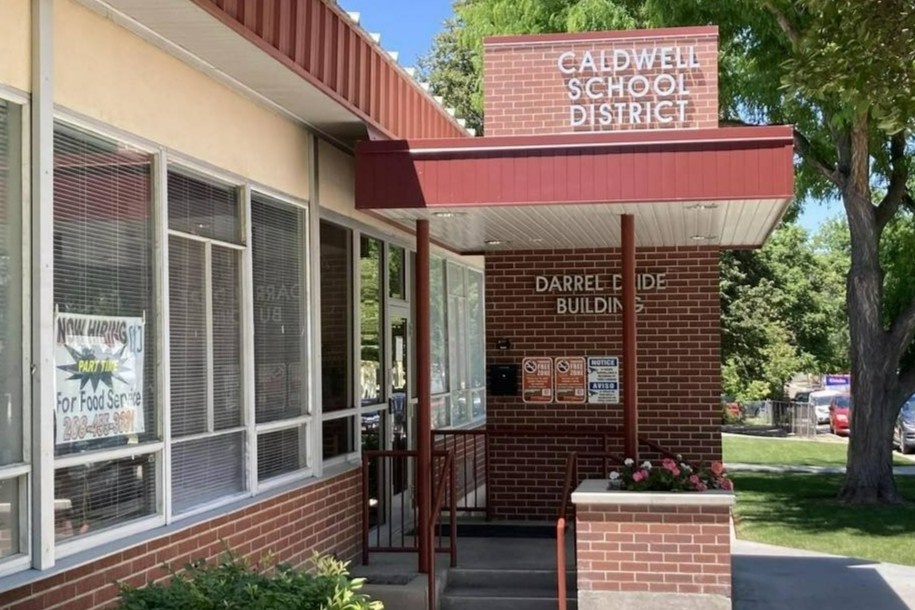 Thay giao bi bat vi xui giuc hoc sinh danh nhau de quay video lai hinh anh