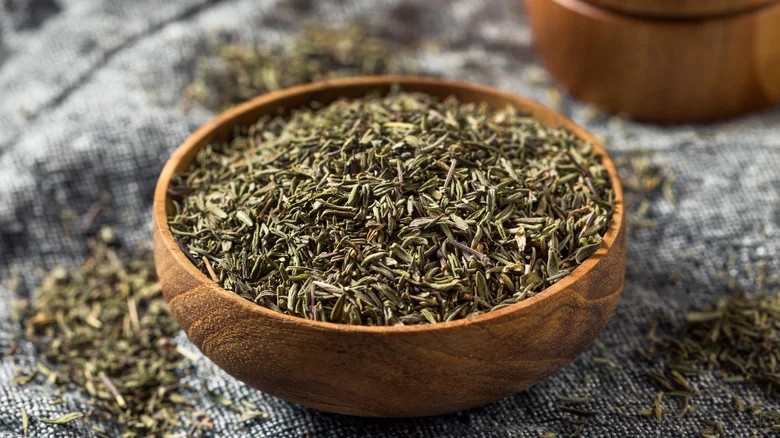 Nguoi chau Au xua su dung co xa huong de chua benh dich hach hinh anh