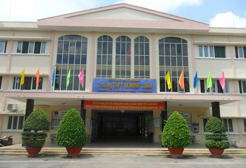 Hieu truong bi thu hoi tien phu cap vi khong day du gio hinh anh