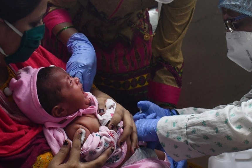 19 tre em tu vong va hang nghin nguoi nhap vien vi virus Adeno o An Do hinh anh