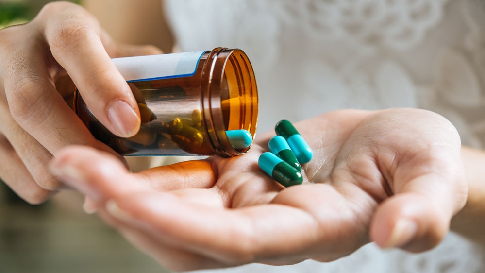 Thuoc khang sinh co the giup benh nhan song sot sau khi nhiem virus? hinh anh