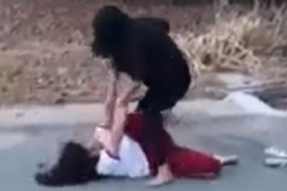 Nu sinh bi de xuong dat, tat lien tuc vao mat tai bai dat trong hinh anh