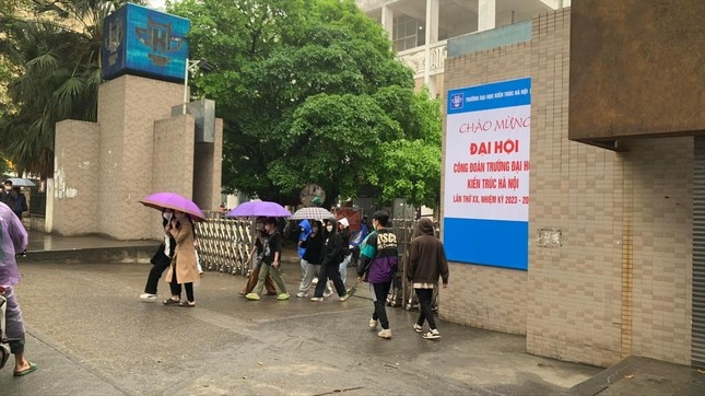 Sinh vien Kien truc buc xuc vi phai hoc truc tuyen gan het nam hoc hinh anh