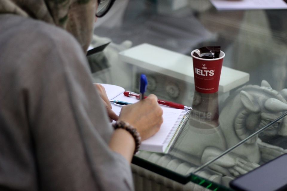 Nghi viec de hoc IELTS hinh anh