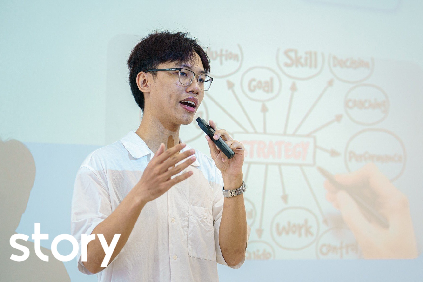 Mot ngay cua nam sinh vien nam 2 vua di hoc, vua dau tu chung khoan hinh anh