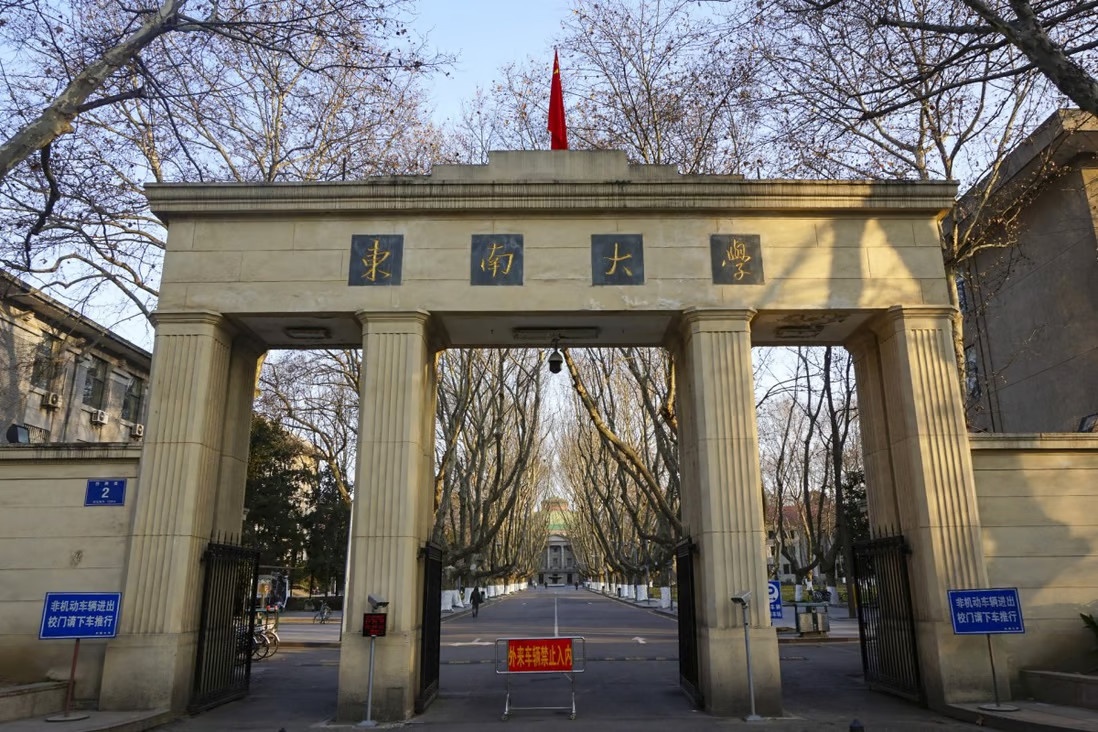 Hieu truong o Trung Quoc bi cach chuc vi gui anh nhay cam hinh anh