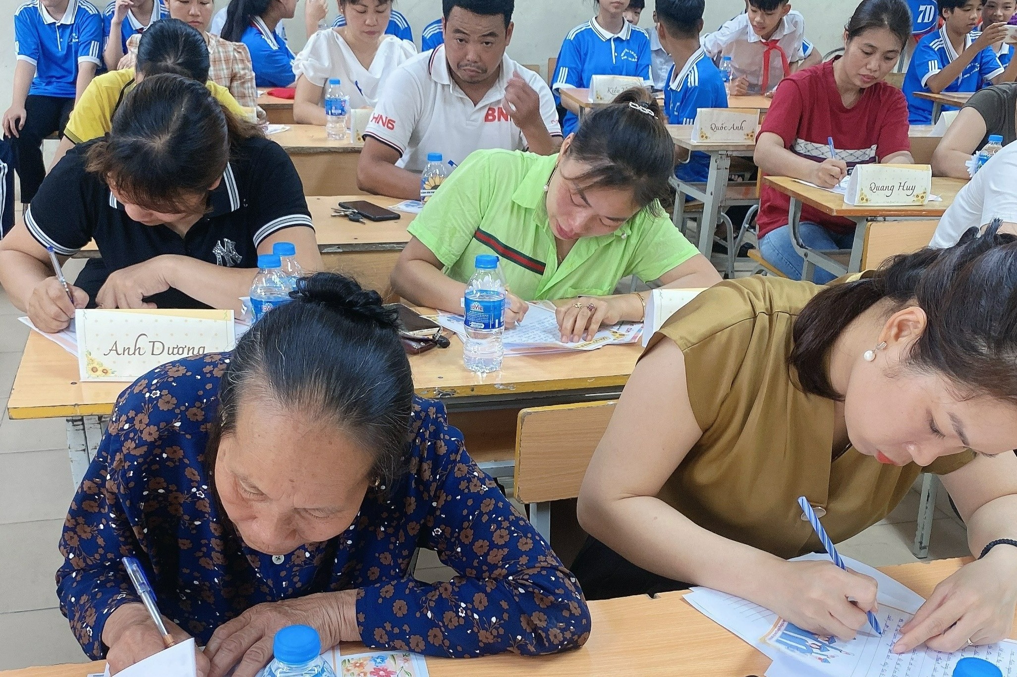 Buoi hop phu huynh cuoi nam va nhung giot nuoc mat 'khong tinh truoc' hinh anh